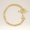 Ami de Coeur-armband i guldmässing med hamrad yta Ami de Coeur-armband i guldmässing med hamrad yta