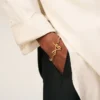 Ami de Coeur-armband i guldmässing med hamrad yta Ami de Coeur-armband i guldmässing med hamrad yta