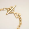 Ami de Coeur-armband i guldmässing med hamrad yta Ami de Coeur-armband i guldmässing med hamrad yta