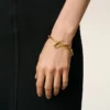 Ami de Coeur-armband i guldmässing med hamrad yta Ami de Coeur-armband i guldmässing med hamrad yta
