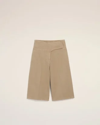Beige bomullsbermudashorts med omlottbälte