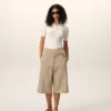 Beige bomullsbermudashorts med omlottbälte