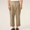 Beige bomullsbyxor i karotmodell med oversized-passform Beige bomullsbyxor i karotmodell med oversized-passform