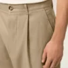 Beige bomullsbyxor i karotmodell med oversized-passform Beige bomullsbyxor i karotmodell med oversized-passform