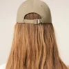 Beige bomullskeps med Ami de Coeur-broderi Beige bomullskeps med Ami de Coeur-broderi