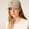 Beige bomullskeps med Ami de Coeur-broderi Beige bomullskeps med Ami de Coeur-broderi