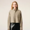 Beige bomullsskjorta i kort modell med präglad Ami de Coeur Beige bomullsskjorta i kort modell med präglad Ami de Coeur