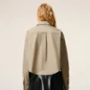 Beige bomullsskjorta i kort modell med präglad Ami de Coeur Beige bomullsskjorta i kort modell med präglad Ami de Coeur