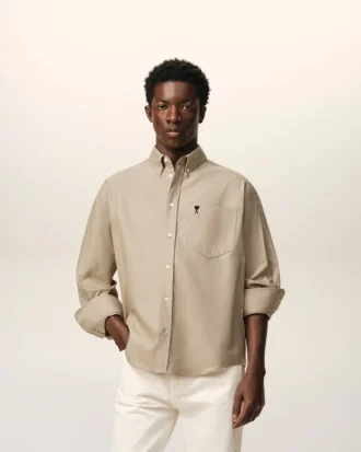 Beige bomullsskjorta med bred passform och broderat Ami de Coeur-märke