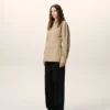 Beige bomullsskjorta med skarp krage Beige bomullsskjorta med skarp krage