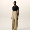 Beige byxor i nykammad ull med hög midja och vida ben Beige byxor i nykammad ull med hög midja och vida ben
