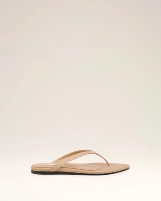 Beige flip-flops i lammskinn med spetsig tå