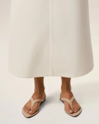 Beige flip-flops i lammskinn med spetsig tå