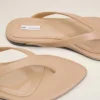 Beige flip-flops i lammskinn med spetsig tå Beige flip-flops i lammskinn med spetsig tå