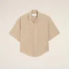 Beige kortärmad broderad Ami Paris-skjorta i boxig modell Beige kortärmad broderad Ami Paris-skjorta i boxig modell