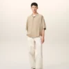 Beige kortärmad broderad Ami Paris-skjorta i boxig modell Beige kortärmad broderad Ami Paris-skjorta i boxig modell