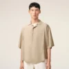 Beige kortärmad broderad Ami Paris-skjorta i boxig modell Beige kortärmad broderad Ami Paris-skjorta i boxig modell