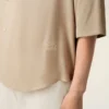 Beige kortärmad broderad Ami Paris-skjorta i boxig modell Beige kortärmad broderad Ami Paris-skjorta i boxig modell