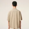 Beige kortärmad broderad Ami Paris-skjorta i boxig modell Beige kortärmad broderad Ami Paris-skjorta i boxig modell