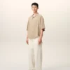 Beige kortärmad broderad Ami Paris-skjorta i boxig modell Beige kortärmad broderad Ami Paris-skjorta i boxig modell