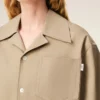 Beige kortärmad skjorta i bomull med bred krage Beige kortärmad skjorta i bomull med bred krage
