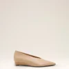 Beige lammläderpumps med spetsig tå och kilklack Beige lammläderpumps med spetsig tå och kilklack
