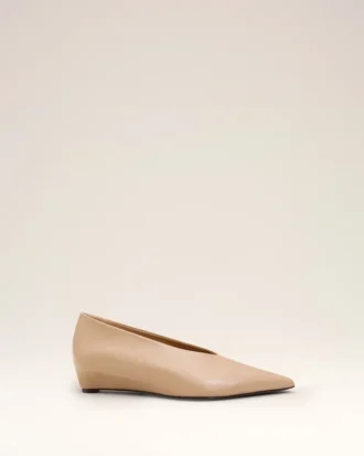 Beige lammläderpumps med spetsig tå och kilklack