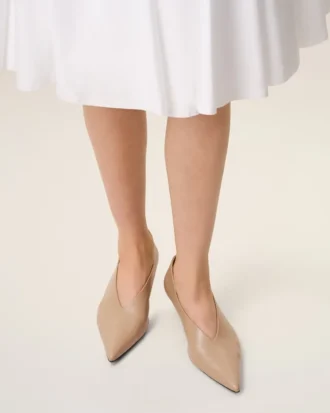 Beige lammläderpumps med spetsig tå och kilklack