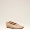 Beige lammläderpumps med spetsig tå och kilklack Beige lammläderpumps med spetsig tå och kilklack