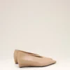 Beige lammläderpumps med spetsig tå och kilklack Beige lammläderpumps med spetsig tå och kilklack