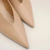 Beige lammläderpumps med spetsig tå och kilklack Beige lammläderpumps med spetsig tå och kilklack