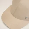 Beige nylonmössa med Ami de Coeur-nitar Beige nylonmössa med Ami de Coeur-nitar