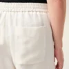 Beige shorts i linneblandning med resår i midjan från Ami de Coeur Beige shorts i linneblandning med resår i midjan från Ami de Coeur