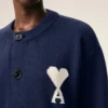 Blå Ami de Coeur Cardigan i ull med rund hals Blå Ami de Coeur Cardigan i ull med rund hals