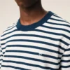 Blå bomulls-T-shirt med boxig passform, marinière-stil och Ami de Coeur-tryck Blå bomulls-T-shirt med boxig passform, marinière-stil och Ami de Coeur-tryck