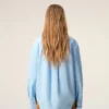 Blå bomullsskjorta med skarp krage från Ami de Coeur Blå bomullsskjorta med skarp krage från Ami de Coeur