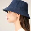 Blå denimhatt med Ami Paris Heritage-märke Blå denimhatt med Ami Paris Heritage-märke