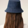 Blå denimhatt med Ami Paris Heritage-märke Blå denimhatt med Ami Paris Heritage-märke