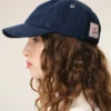 Blå denimkeps med Ami Paris-märke på sidan Blå denimkeps med Ami Paris-märke på sidan