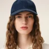 Blå denimkeps med Ami Paris-märke på sidan Blå denimkeps med Ami Paris-märke på sidan