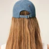 Blå denimkeps med broderat Ami de Coeur-märke Blå denimkeps med broderat Ami de Coeur-märke