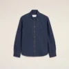 Blå denimskjorta i bomull med Ami de Coeur-motiv Blå denimskjorta i bomull med Ami de Coeur-motiv