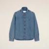 Blå denimskjorta i bomull med Ami de Coeur-motiv Blå denimskjorta i bomull med Ami de Coeur-motiv