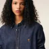 Blå denimskjorta i bomull med Ami de Coeur-motiv Blå denimskjorta i bomull med Ami de Coeur-motiv