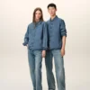 Blå denimskjorta i bomull med Ami de Coeur-motiv Blå denimskjorta i bomull med Ami de Coeur-motiv
