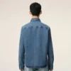 Blå denimskjorta i bomull med Ami de Coeur-motiv Blå denimskjorta i bomull med Ami de Coeur-motiv