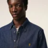 Blå denimskjorta i bomull med Ami de Coeur-motiv Blå denimskjorta i bomull med Ami de Coeur-motiv