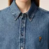 Blå denimskjorta i bomull med Ami de Coeur-motiv Blå denimskjorta i bomull med Ami de Coeur-motiv