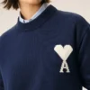 Blå tröja i ull och bomull med rund hals och Ami de Coeur-motiv Blå tröja i ull och bomull med rund hals och Ami de Coeur-motiv
