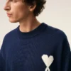 Blå tröja i ull och bomull med rund hals och Ami de Coeur-motiv Blå tröja i ull och bomull med rund hals och Ami de Coeur-motiv